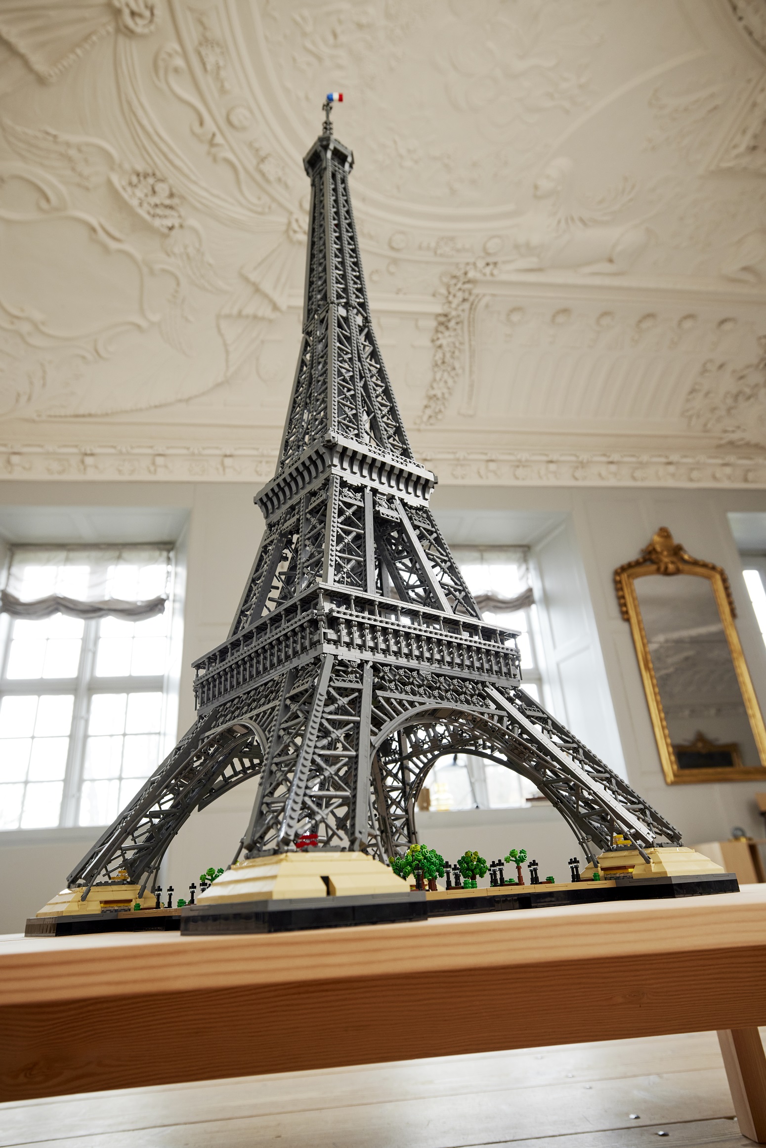 lego svela LEGO svela il gigantesco nuovo set Tour Eiffel